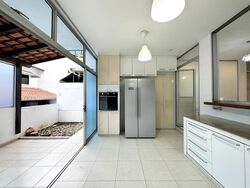 Sixth Avenue (D10), Terrace #524114341